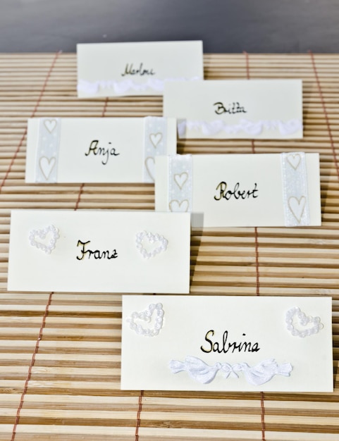 Photo close-up of place cards with text on table