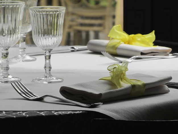 Photo close-up of place setting on dining table