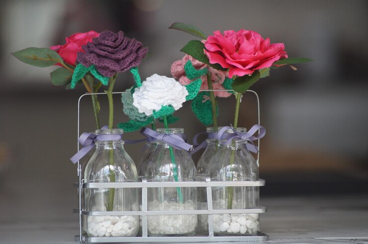 Photo close-up of plants in glass jar on table