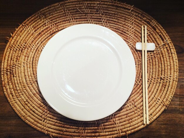 Photo close-up of plate on table