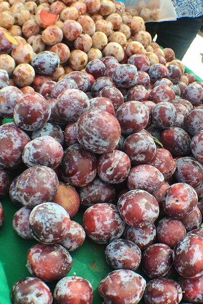 Photo close-up of plums for sale in market