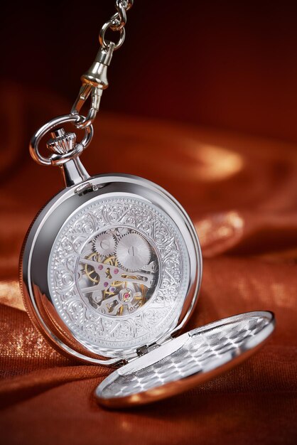 Photo close-up of pocket watch on table