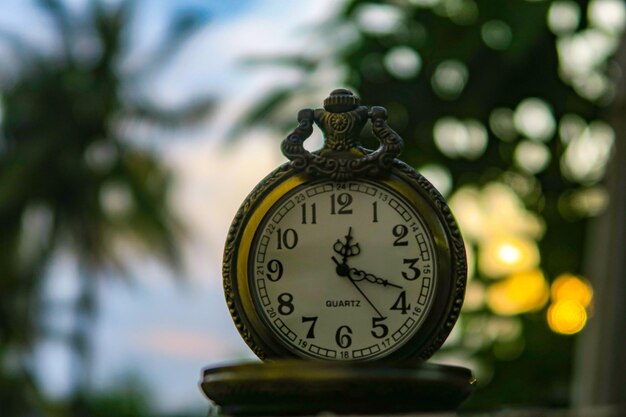 Foto prossimo piano di un orologio da tasca sul tavolo