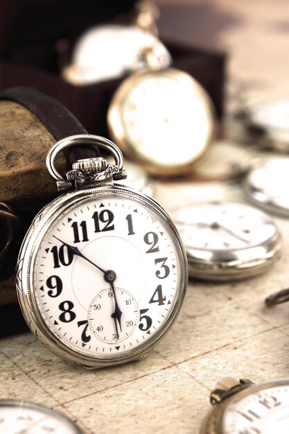 Photo close-up of pocket watches on table