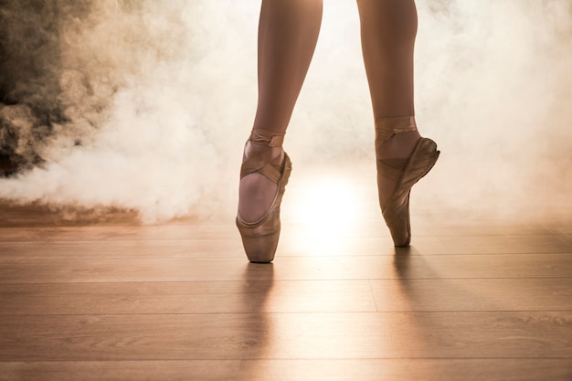 Photo close up pointe shoes in smoke