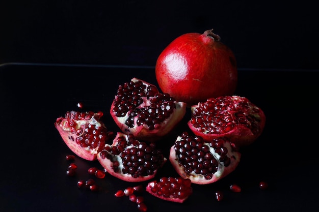 Photo close-up of pomegranates on table