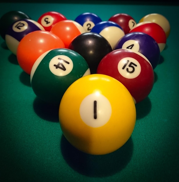 Photo close-up of pool balls on table