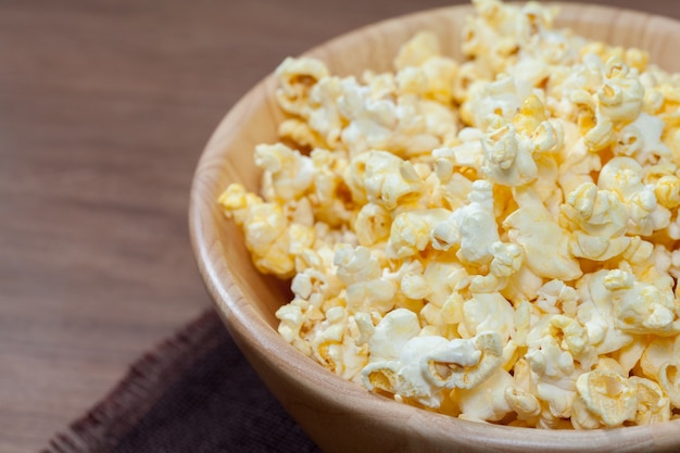 Photo close up of popcorn in wooden bowl