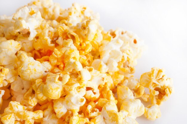 Photo close-up of popcorns on table