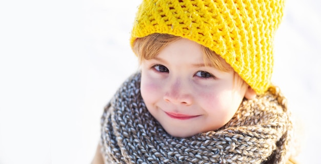 雪に覆われた冬の背景に美しい子供の肖像画を間近します。