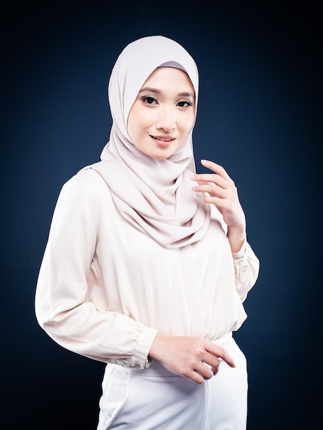 사무실 복장을 하고 히잡을 쓴 아시아 무슬림 여성의 초상화를 클로즈업