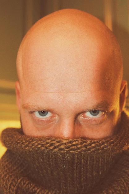 Photo close-up portrait of bald mid adult man wearing turtleneck