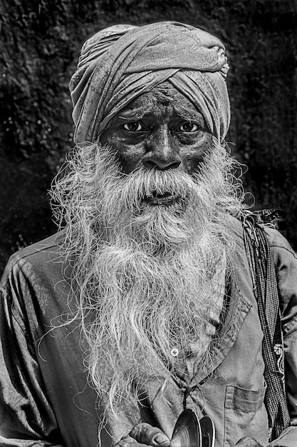 Foto ritratto da vicino di un uomo anziano barbuto che indossa un turbante