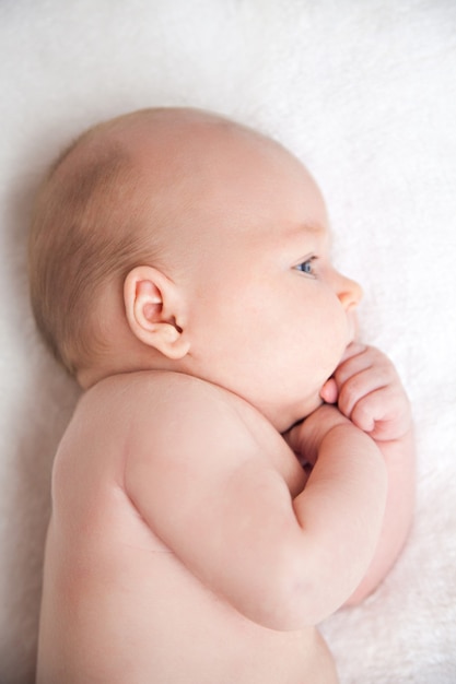 Photo close-up portrait of a beautiful baby in white blanket