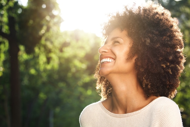 Photo close up portrait of beautiful confident woman laughing in nature