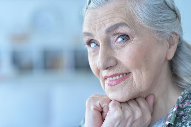 Chiuda sul ritratto di bella donna senior felice a casa