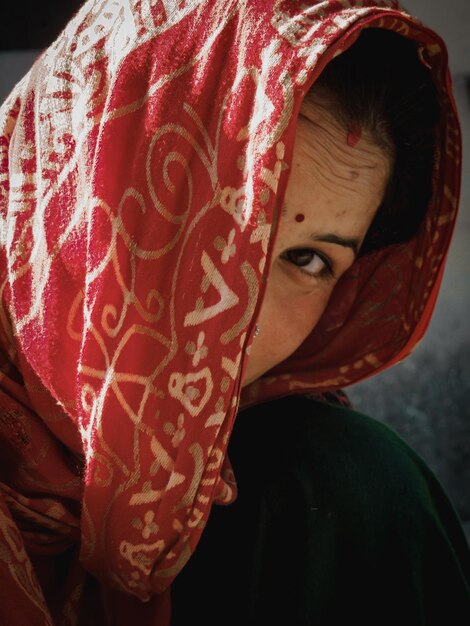 Photo close-up portrait of beautiful woman wearing headscarf