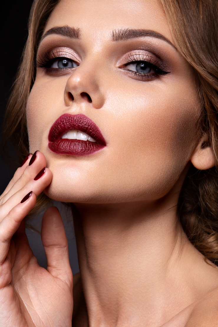 Photo close-up portrait of beautiful woman with bright make-up
