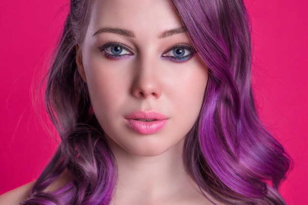 분홍색 머리와 밝은 입술을 가진 아름 다운 여자의 근접 촬영 초상화