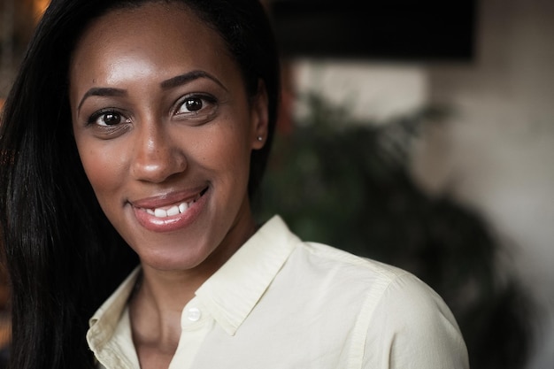 Photo close up portrait of a beautiful young african american woman