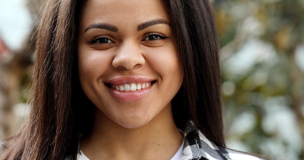 Photo close up portrait beautiful young black woman smiling outdoor.