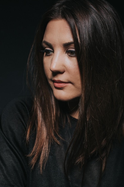 Photo close-up portrait of a beautiful young woman over black background