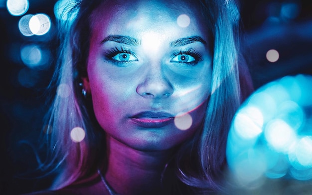 Photo close-up portrait of beautiful young woman at disco