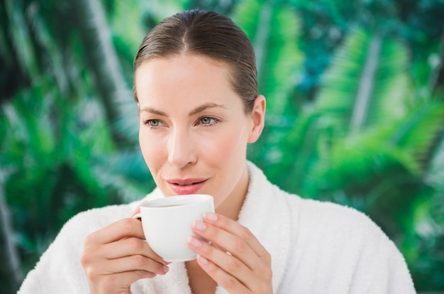 コーヒーを飲む美しい若い女性の肖像画を閉じます