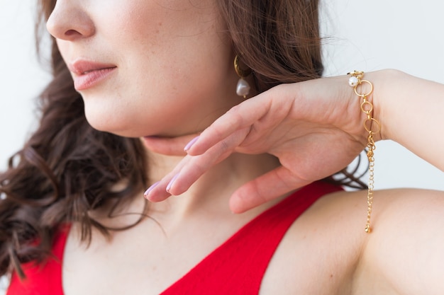 Photo close-up portrait of beautiful young woman with elegant hairstyle and luxurious jewelry