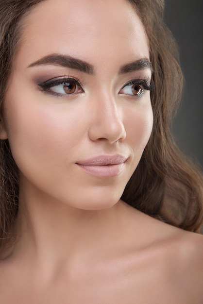 Photo close-up portrait of a beautiful young woman