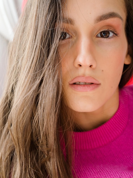 Photo close-up portrait of a beautiful young woman