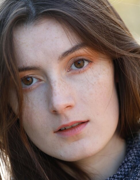 Photo close-up portrait of beautiful young woman