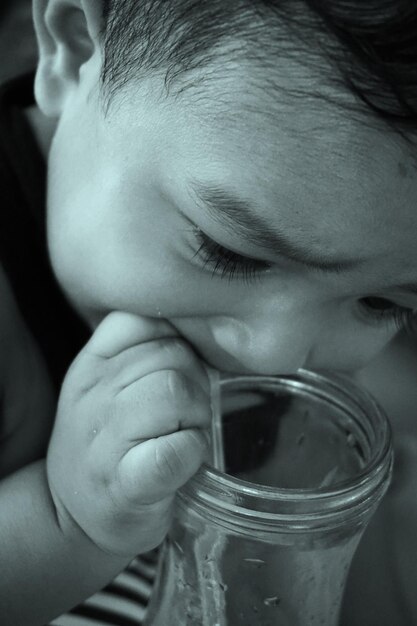 Foto ritratto da vicino di un ragazzo che beve acqua