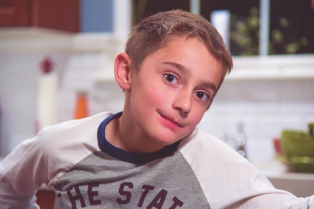 Photo close-up portrait of boy at home