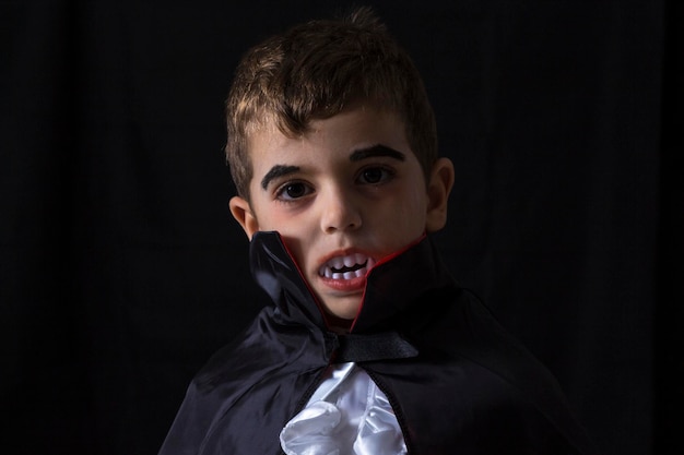 Photo close-up portrait of boy in vampire costume