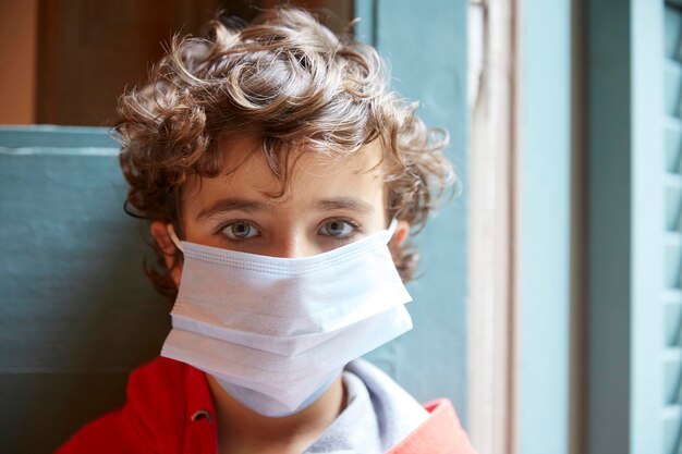 Photo close-up portrait of boy wearing mask