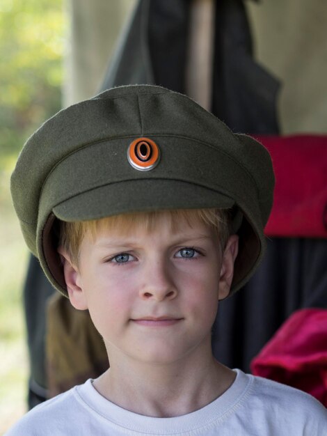 Foto ritratto ravvicinato di un ragazzo che indossa un cappello in uniforme all'evento