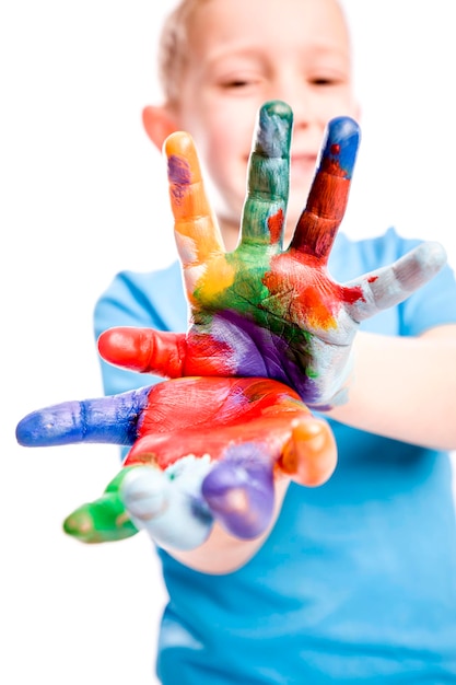 Foto ritratto da vicino di un ragazzo con le mani colorate su uno sfondo bianco