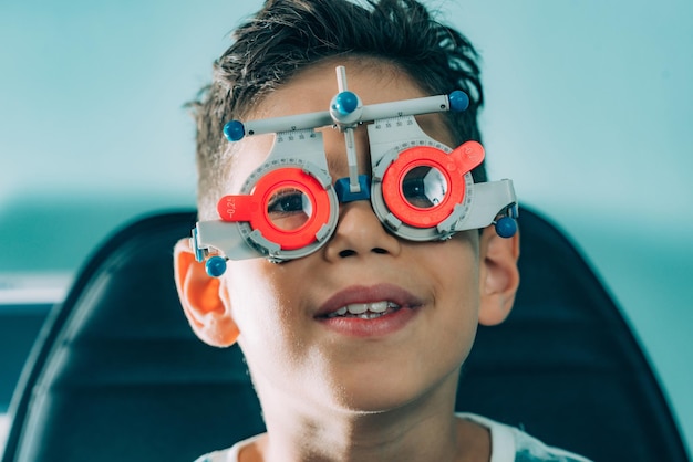 Photo close-up portrait of boy with eye test equipment