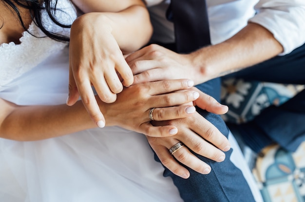 Foto ritratto del primo piano della sposa e dello sposo.