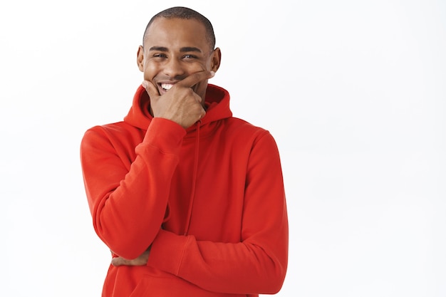 Photo close-up portrait of carefree, happy african-american man, laughing and smiling