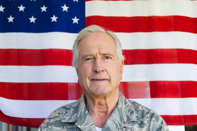 Photo close-up portrait of caucasian army soldier wearing camouflage clothing against flag of america