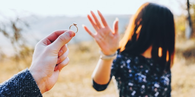 Photo close up portrait of caucasian man showing a wedding ring to his woman