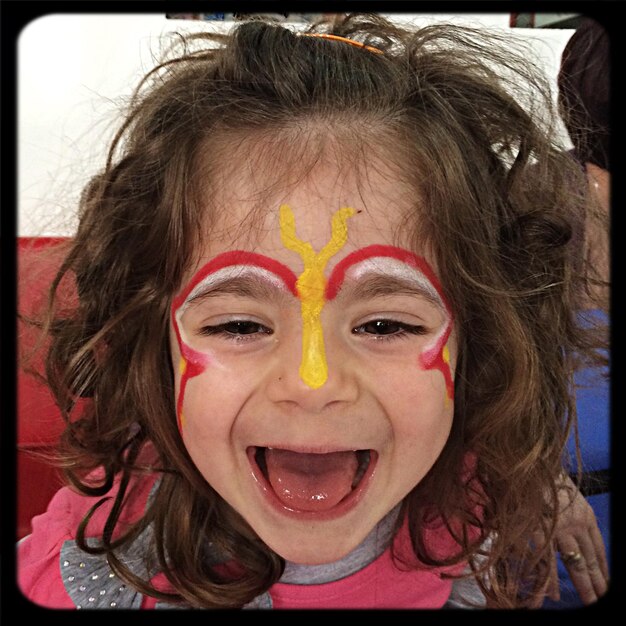 Photo close-up portrait of cheerful girl with face paint