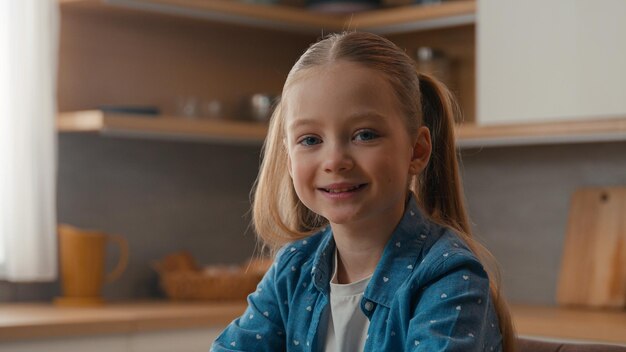 写真  幸せな家族  悲しみのない白人  笑顔の美しい笑顔の小さな女の子 