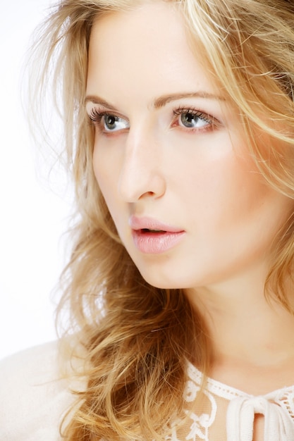 Photo close-up portrait of cheerful young adult woman