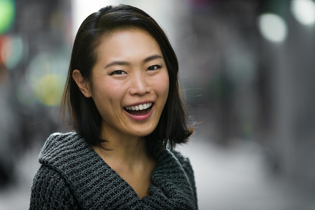 外で陽気な若い女性のクローズアップ肖像画