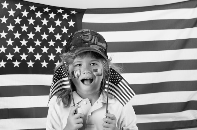 Foto ritratto ravvicinato di un bambino con la bandiera degli stati uniti sulla guancia celebrazione del giorno dell'indipendenza del luglio
