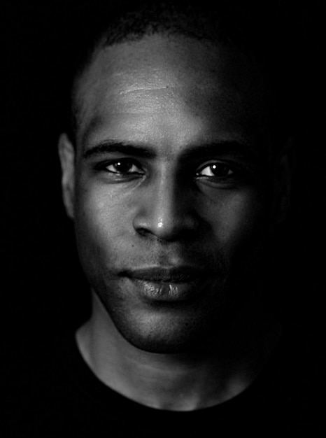 Photo close-up portrait of confident man against black background