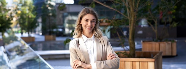 Photo close up portrait of confident and successful businesswoman in suit cross arms on chest standing in